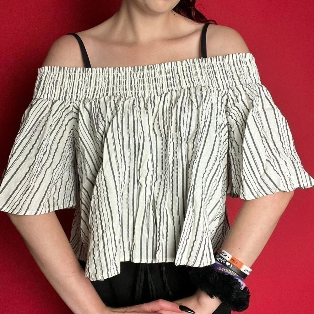 Striped over the shoulder cottage top 🤍🖤